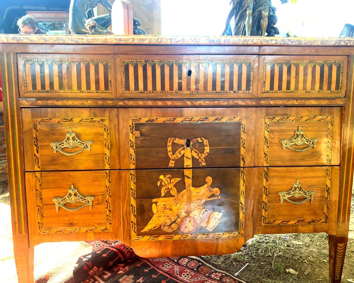  Belle  Commode Transition Marquetée Trois Tiroirs ,plateau Marbre Aux Attributs  époque18ème