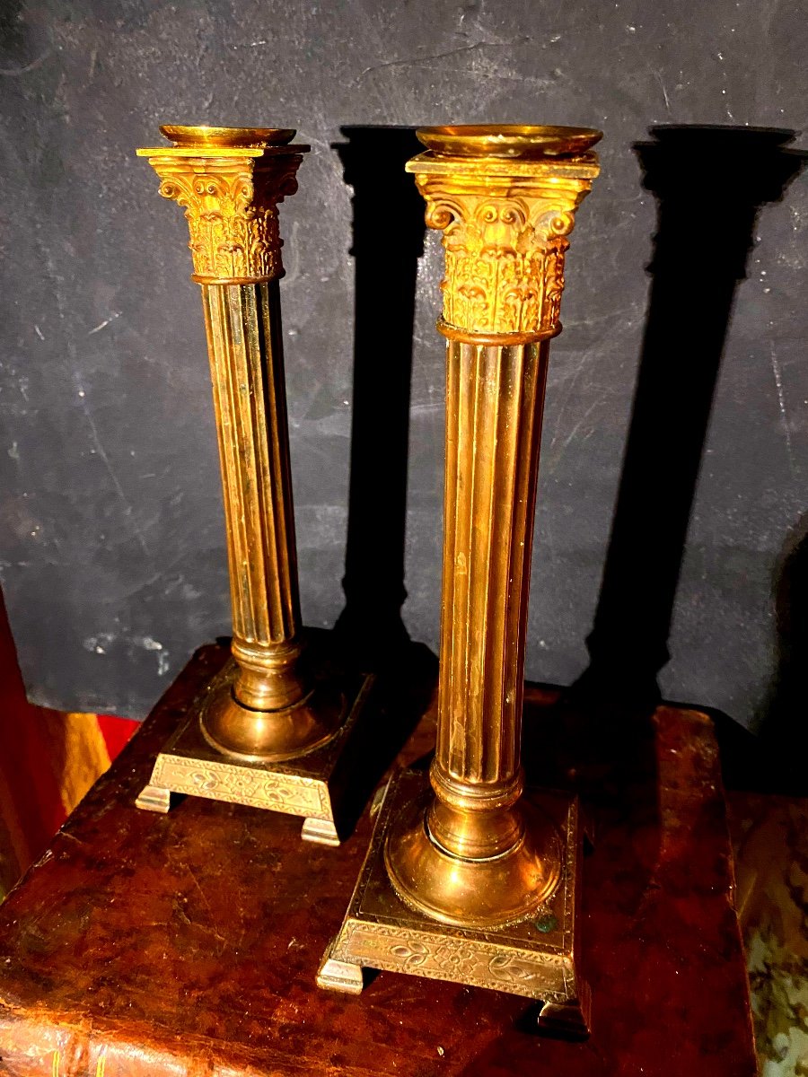 Beautiful Pair Of Bronze Candlesticks From The Late 18th Century With A "corinthian Column" From The Louis XVI Period -photo-2