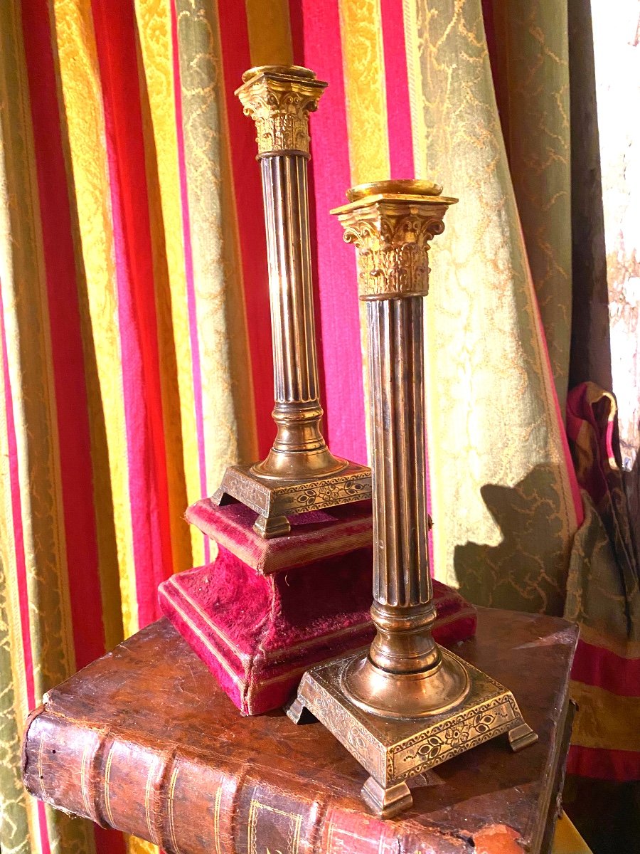 Beautiful Pair Of Bronze Candlesticks From The Late 18th Century With A "corinthian Column" From The Louis XVI Period -photo-2