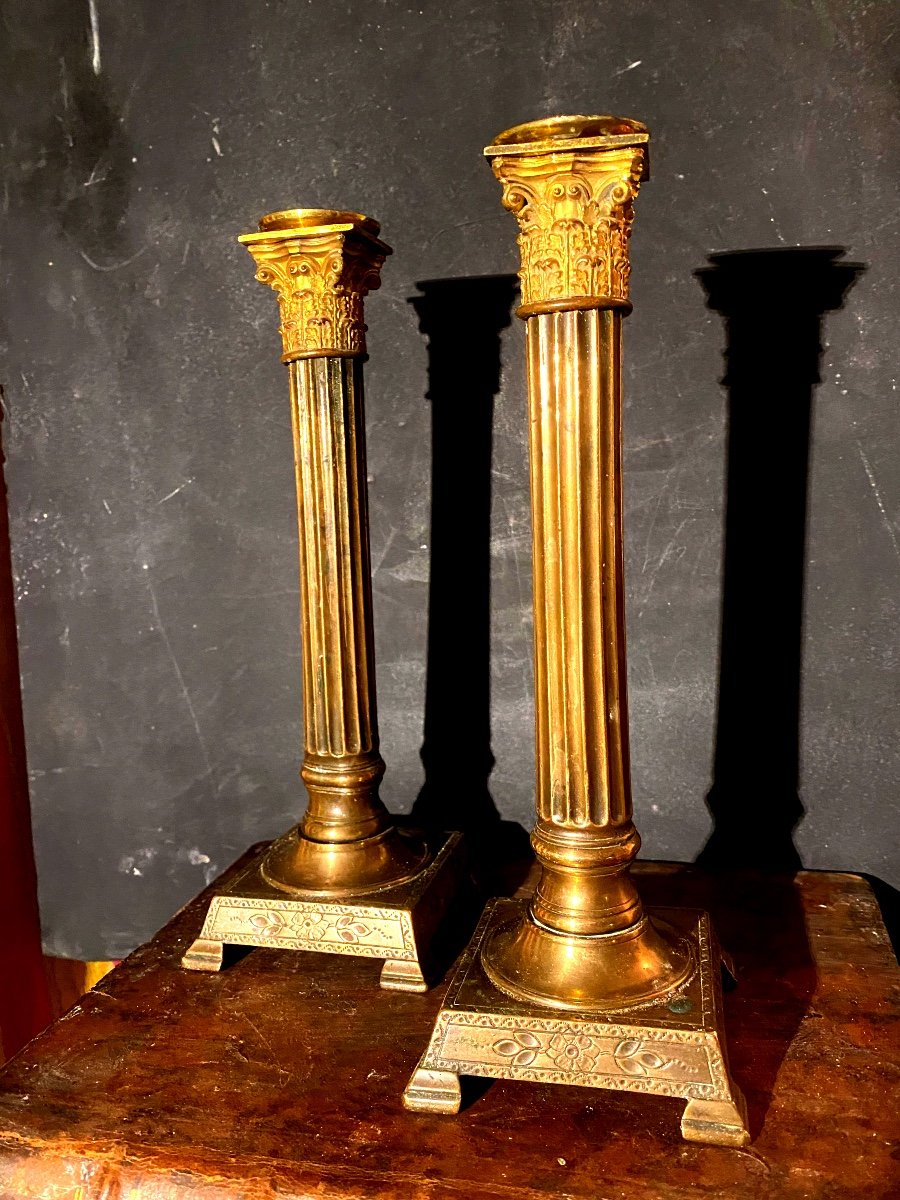 Beautiful Pair Of Bronze Candlesticks From The Late 18th Century With A "corinthian Column" From The Louis XVI Period 