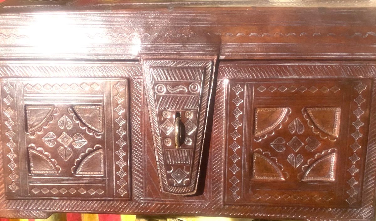 Beautiful Domed Chest Of Tuareg Craftsmanship In Wood Covered In Patinated Fawn Leather And Decorated With Rich Motifs-photo-2