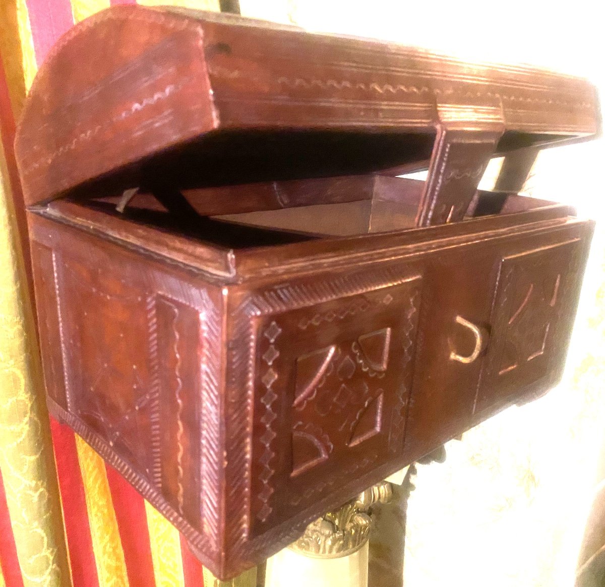 Beautiful Domed Chest Of Tuareg Craftsmanship In Wood Covered In Patinated Fawn Leather And Decorated With Rich Motifs-photo-3