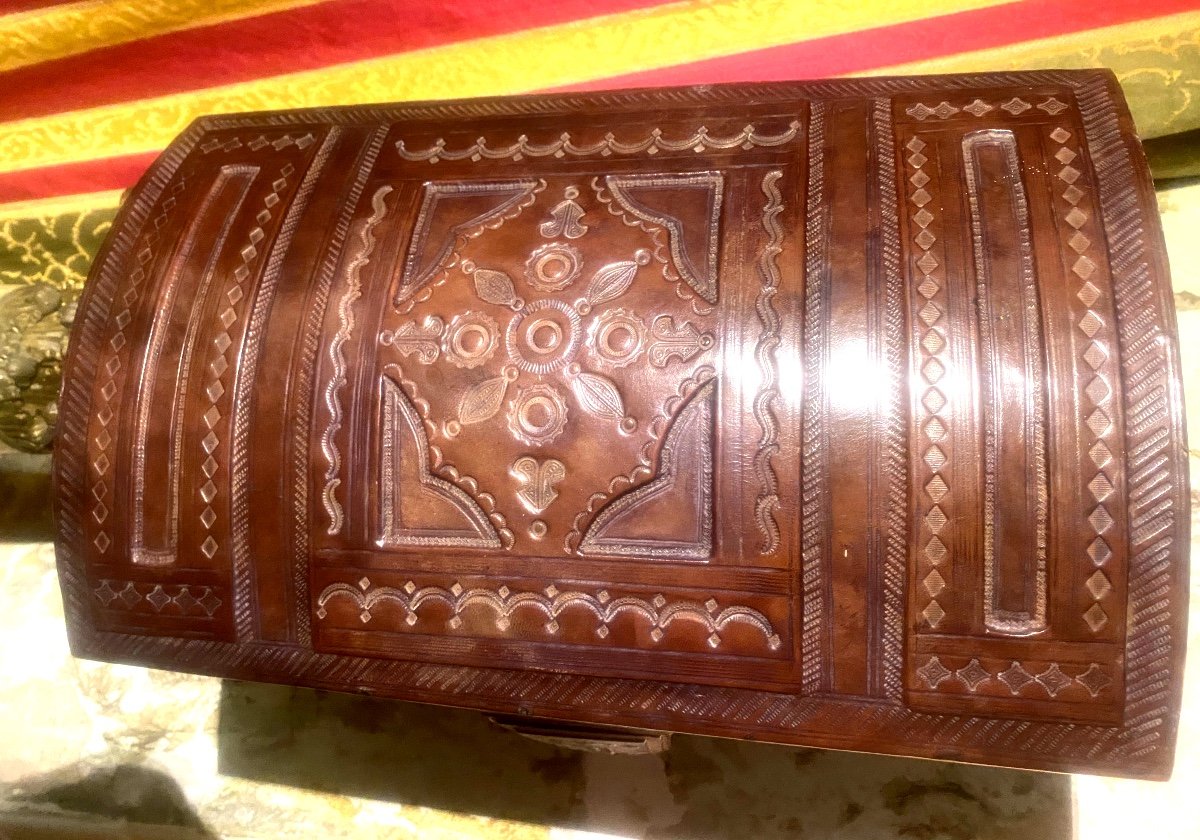 Beautiful Domed Chest Of Tuareg Craftsmanship In Wood Covered In Patinated Fawn Leather And Decorated With Rich Motifs-photo-4