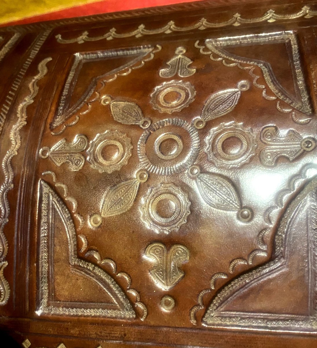 Beautiful Domed Chest Of Tuareg Craftsmanship In Wood Covered In Patinated Fawn Leather And Decorated With Rich Motifs-photo-6