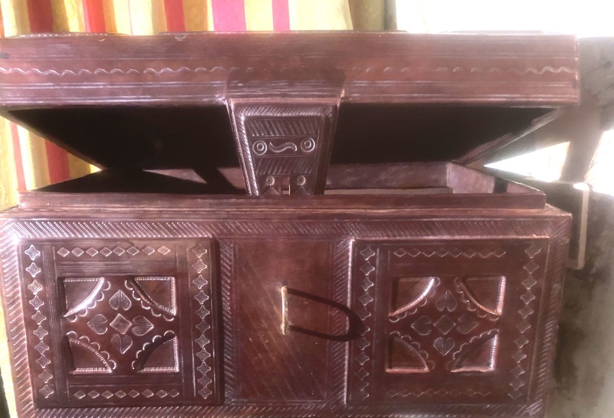 Beautiful Domed Chest Of Tuareg Craftsmanship In Wood Covered In Patinated Fawn Leather And Decorated With Rich Motifs-photo-8