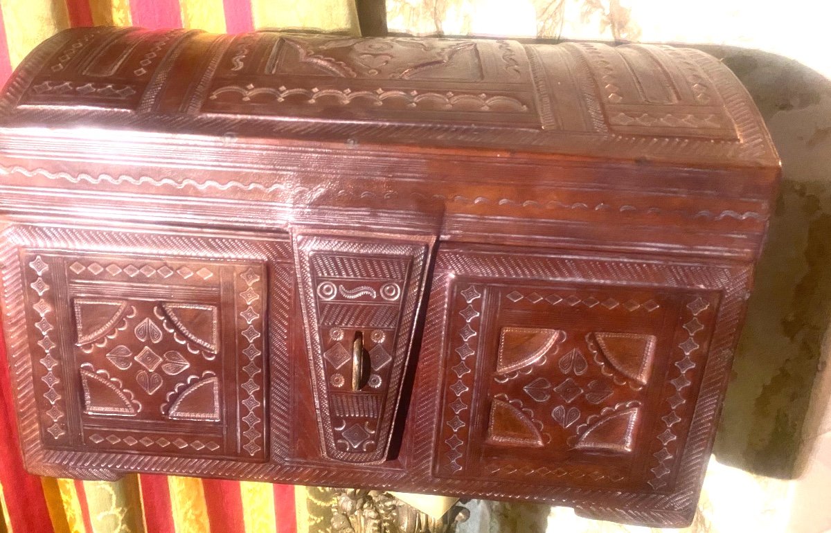 Beautiful Domed Chest Of Tuareg Craftsmanship In Wood Covered In Patinated Fawn Leather And Decorated With Rich Motifs