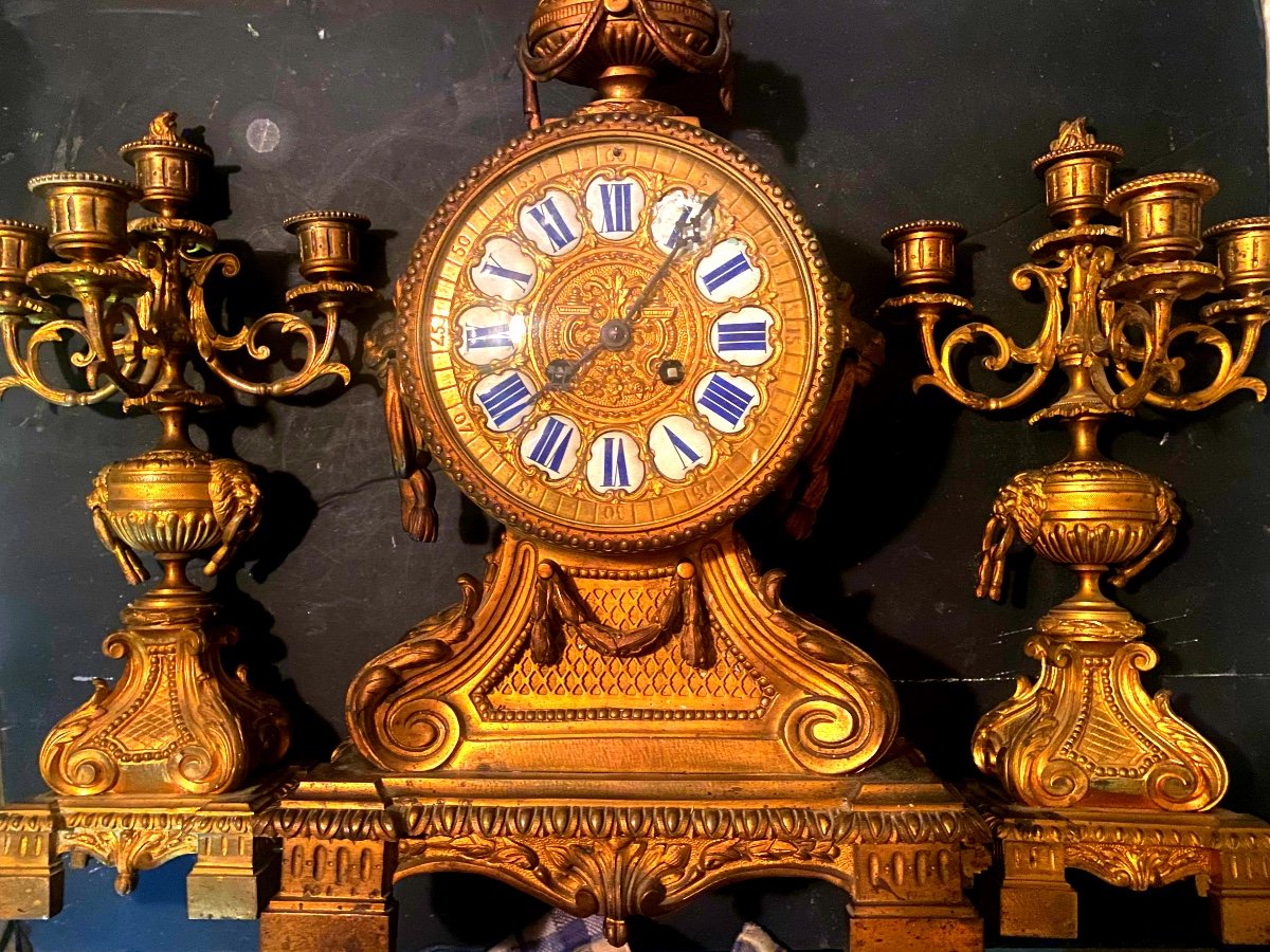 Exceptionnelle Grosse Pendule De Cheminée Et Ses Candélabres En Bronze Doré De Style Louis XIV.