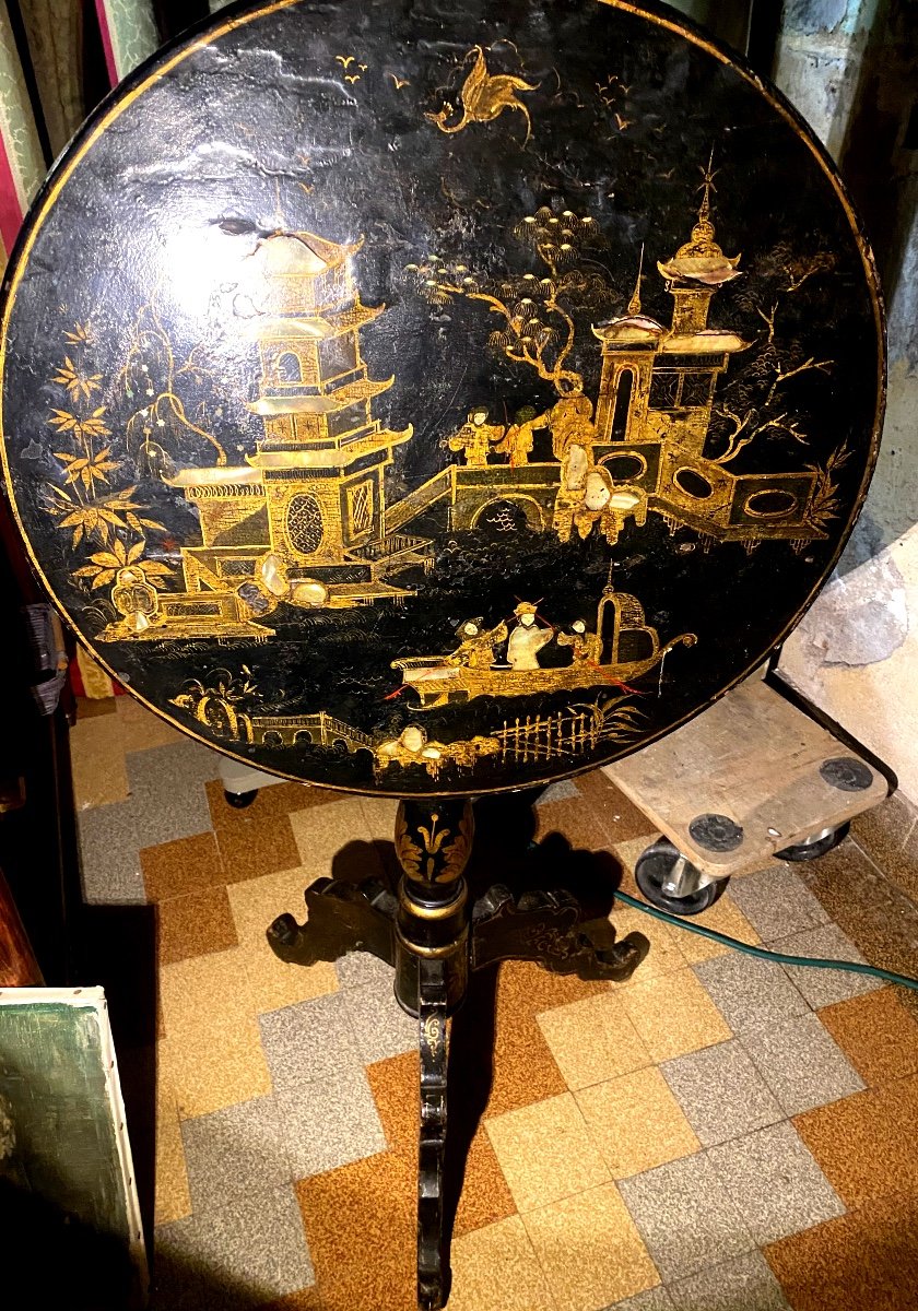 Lovely Swivel Pedestal Table, Niii Lacquered Tripod Legs, Mother-of-pearl Inlaid Martin Varnish Paints