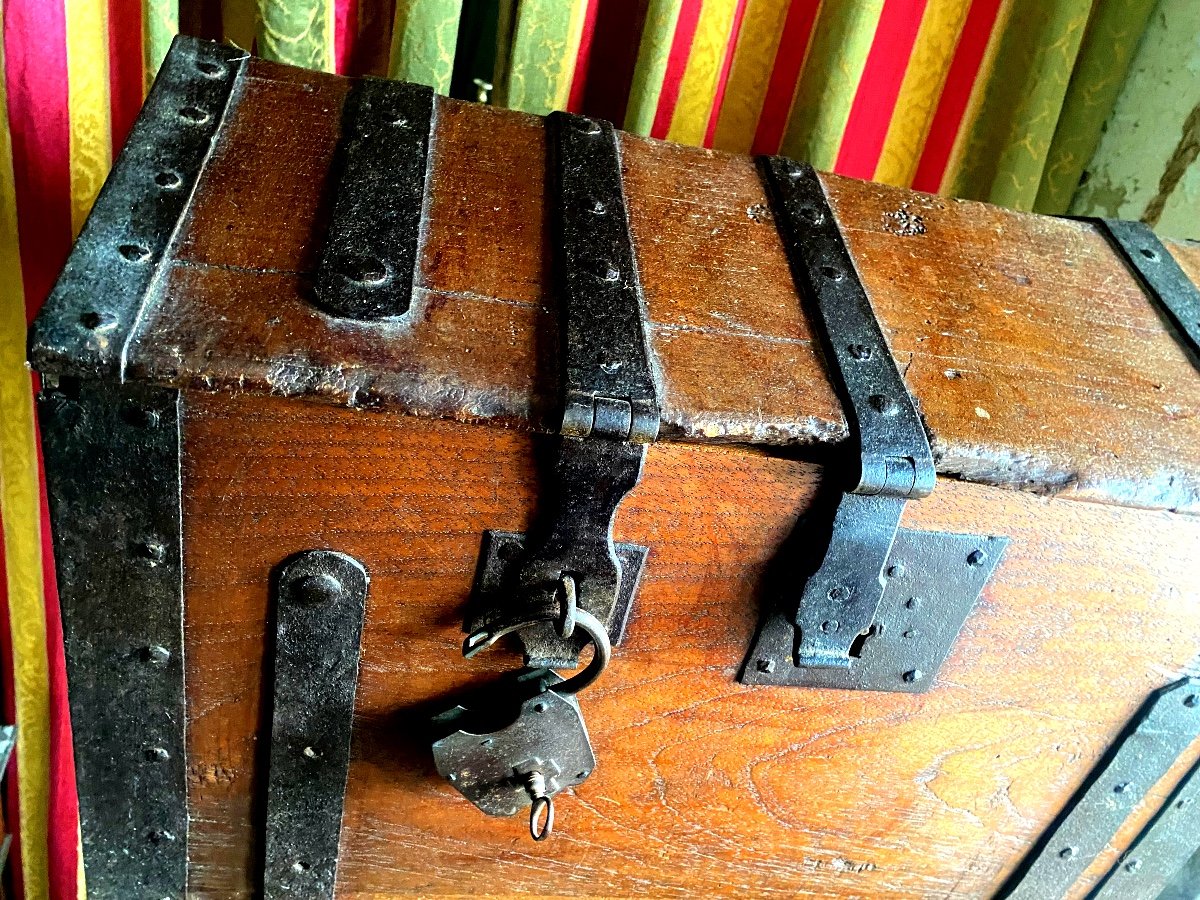 Rare Early 18th Century Walnut Chest Reinforced With Reinforced Couleuvrine Lxiv Sided Fittings-photo-3