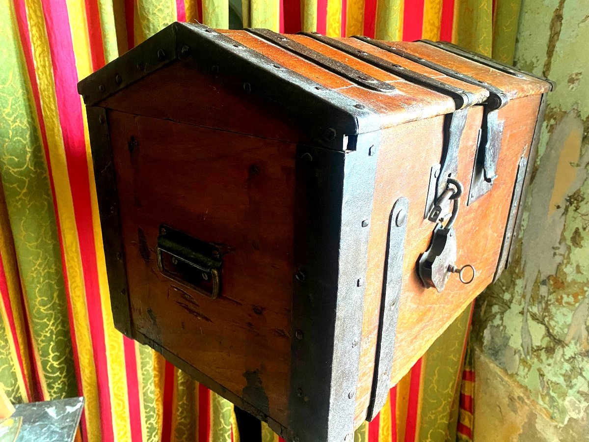 Rare Early 18th Century Walnut Chest Reinforced With Reinforced Couleuvrine Lxiv Sided Fittings-photo-4