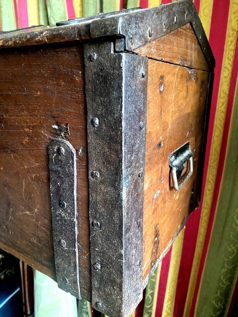 Rare Early 18th Century Walnut Chest Reinforced With Reinforced Couleuvrine Lxiv Sided Fittings-photo-4