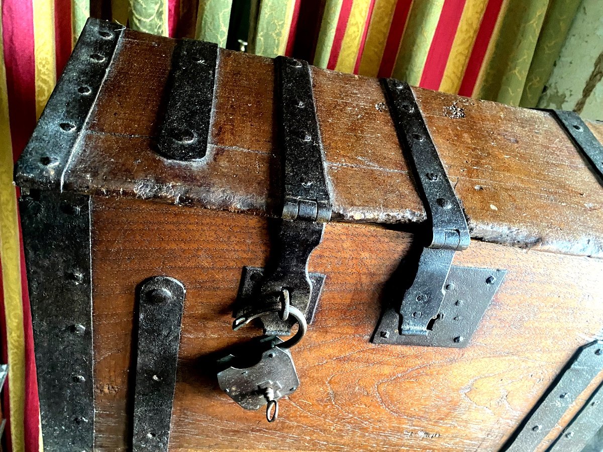 Rare Early 18th Century Walnut Chest Reinforced With Reinforced Couleuvrine Lxiv Sided Fittings-photo-7