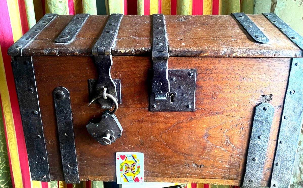 Rare Early 18th Century Walnut Chest Reinforced With Reinforced Couleuvrine Lxiv Sided Fittings