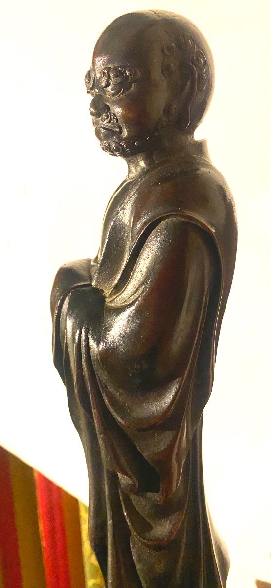 Rare Bronze "le Bodhidharma" Début 18ème Chinois Debout Enveloppé Dans Son Habit De Moine-photo-1