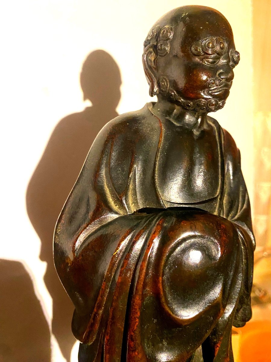 Rare Bronze "le Bodhidharma" Début 18ème Chinois Debout Enveloppé Dans Son Habit De Moine-photo-2