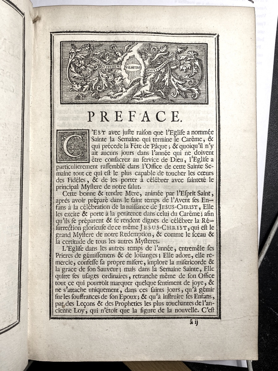 Rare Reliure Grand In8, ép. XVIIIèm, Plats à La Fanfare En Maroquin Rouge Aux Armes De Louis XV-photo-3