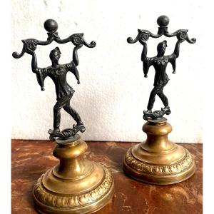 Rare Paire De Porte Colliers d'époque Charles X, à La Turc En Bronze Patiné Sombre Pied  Bronze