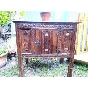 Rare 16th Century Carved Oak Dresser From Lot With Napkin Folds Front With A Carved Door