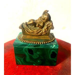 Petite Boite Piédestal En Malachite Avec Un Putti En éveil Sur Son Lit Bateau En Bronze Patiné