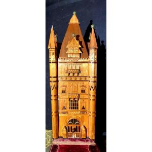 High Covered Box In Straw Marquetry 19th Century Representing A Châtelet With Four Turrets