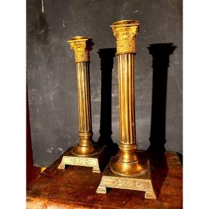 Beautiful Pair Of Bronze Candlesticks From The Late 18th Century With A "corinthian Column" From The Louis XVI Period 