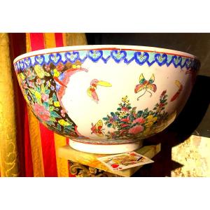 Spectacular Chinese Punch Bowl Richly Decorated With Floral Cartouches Animated With Butterflies 20th Century