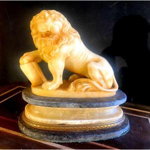 Beau Lion Assis Rugissant Au Livre Sculpté En Albâtre Sur Son Socle Bicolore; Serpentine XIXème