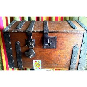 Rare Early 18th Century Walnut Chest Reinforced With Reinforced Couleuvrine Lxiv Sided Fittings