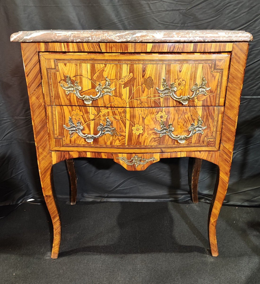 Belle Petite Commode Sauteuse 18eme