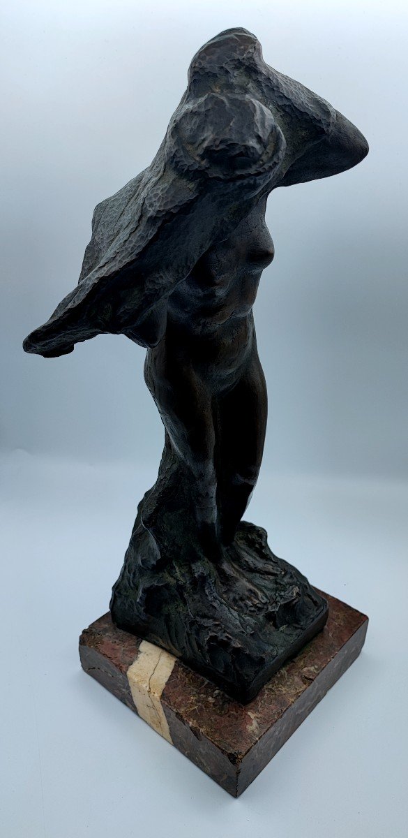 Georges Laethier - Bronze représentant une femme entrain de se vêtir-photo-3