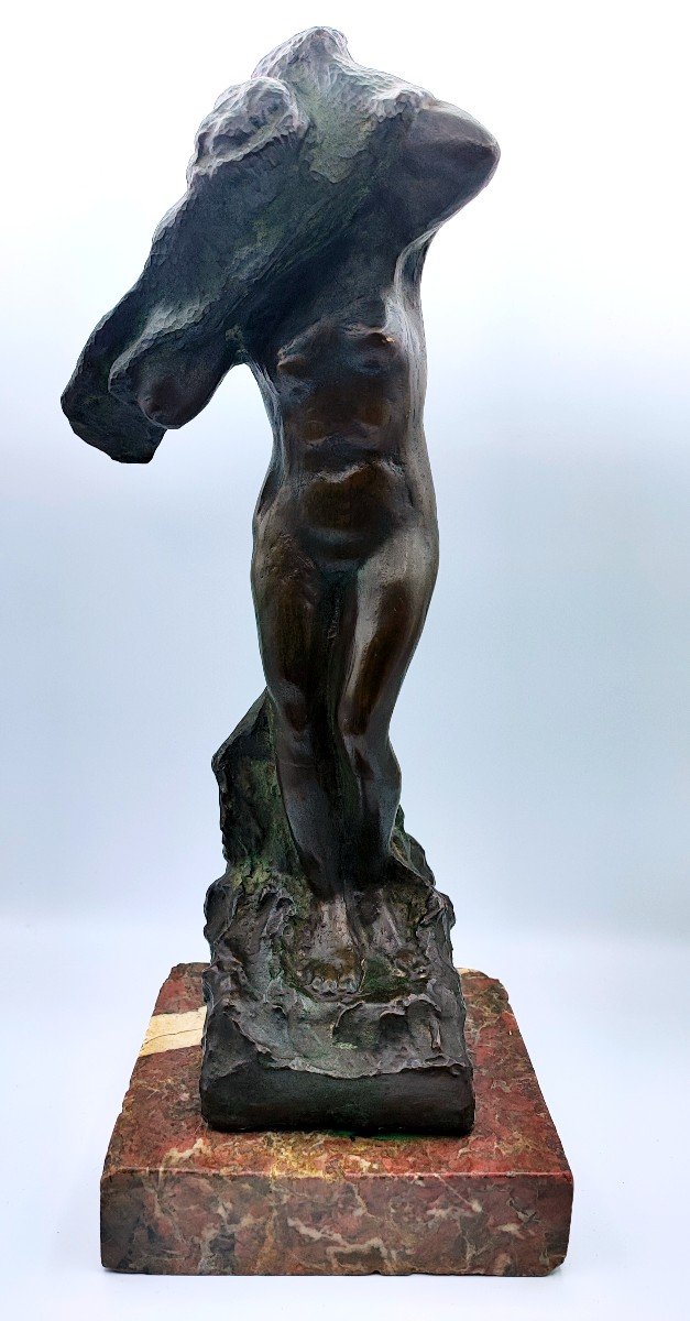 Georges Laethier - Bronze représentant une femme entrain de se vêtir