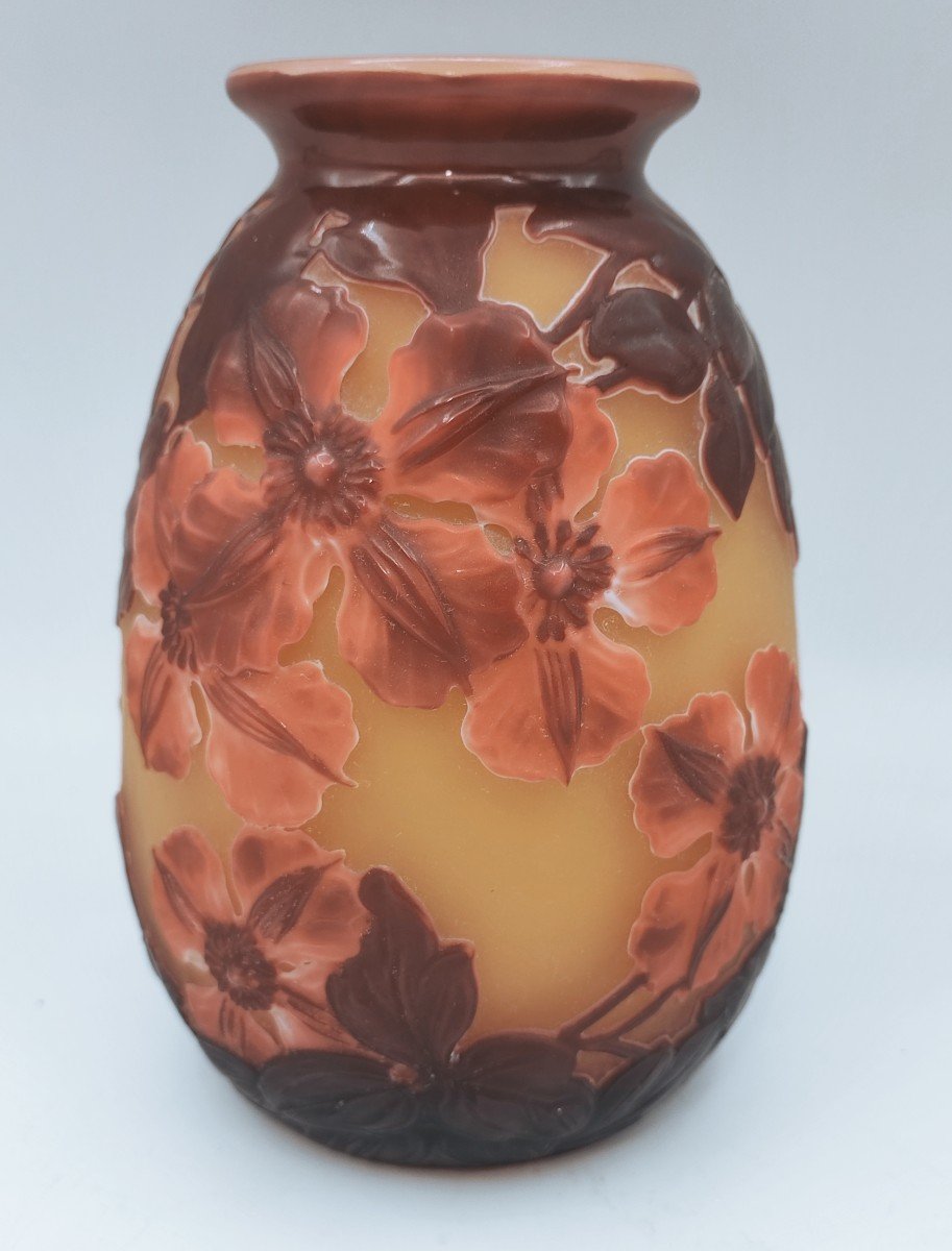 Etablissement Gallé - Vase en verre soufflé à décor de clématites