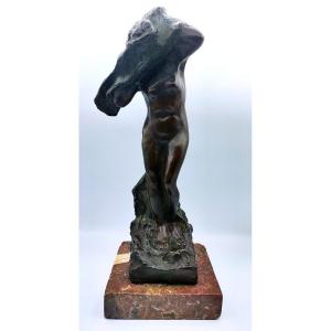 Georges Laethier - Bronze représentant une femme entrain de se vêtir