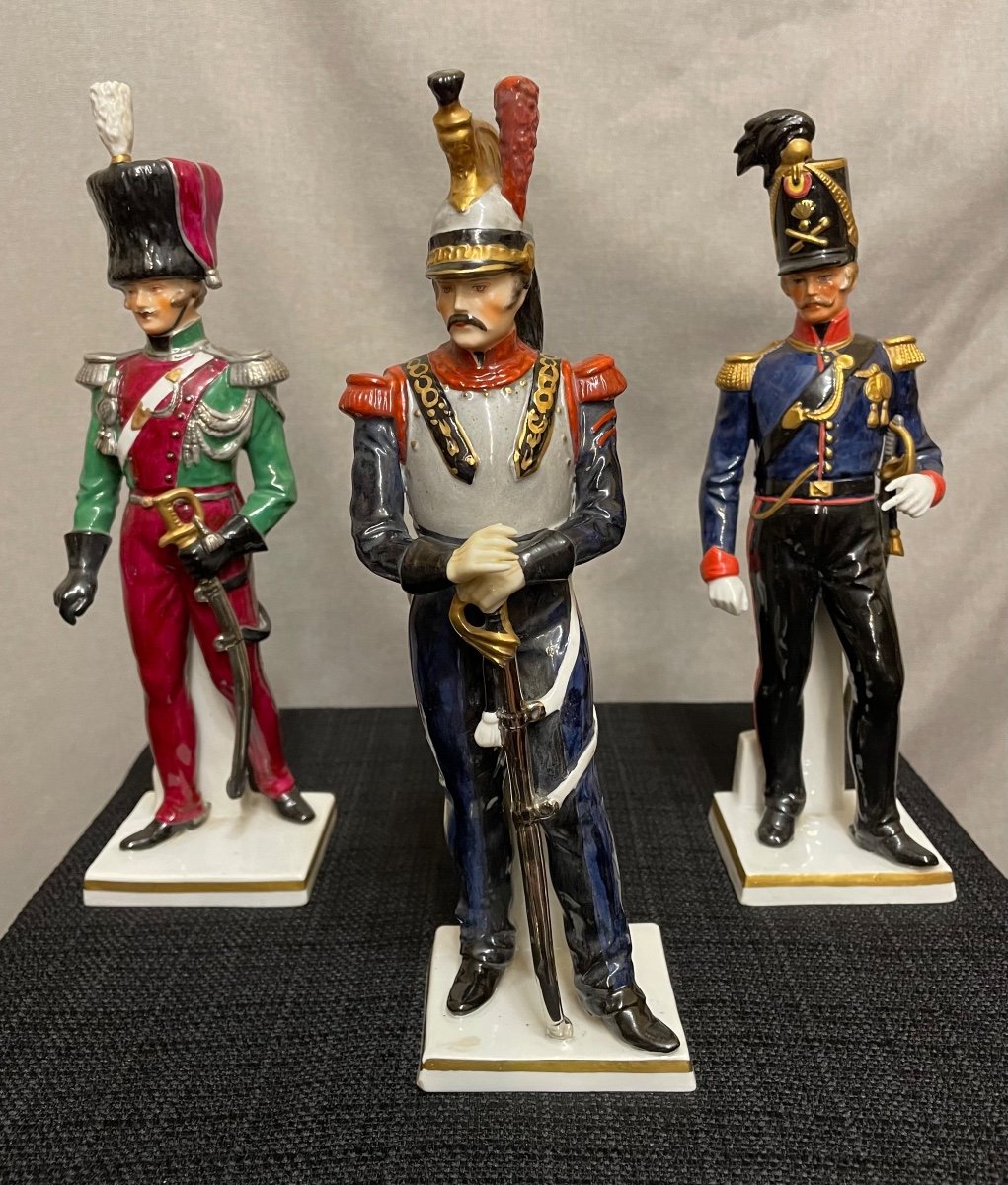 Trois Officiers En Porcelaine, Manufacture Saxonne, XXe Siècle