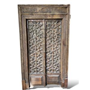 18ème Siècle.  Grand Porte d'entrée Indienne En Bois Sculpté