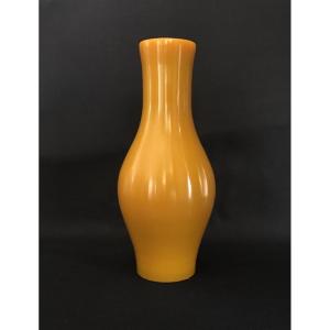 Vase balustre "noyau d'olive". Verre de Pékin, Art chinois. Asie Ching. Fleurs