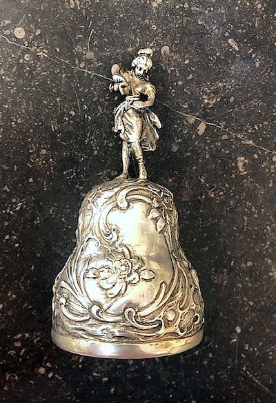 Cloche En Argent Avec Poignée En Forme De Figure Féminine