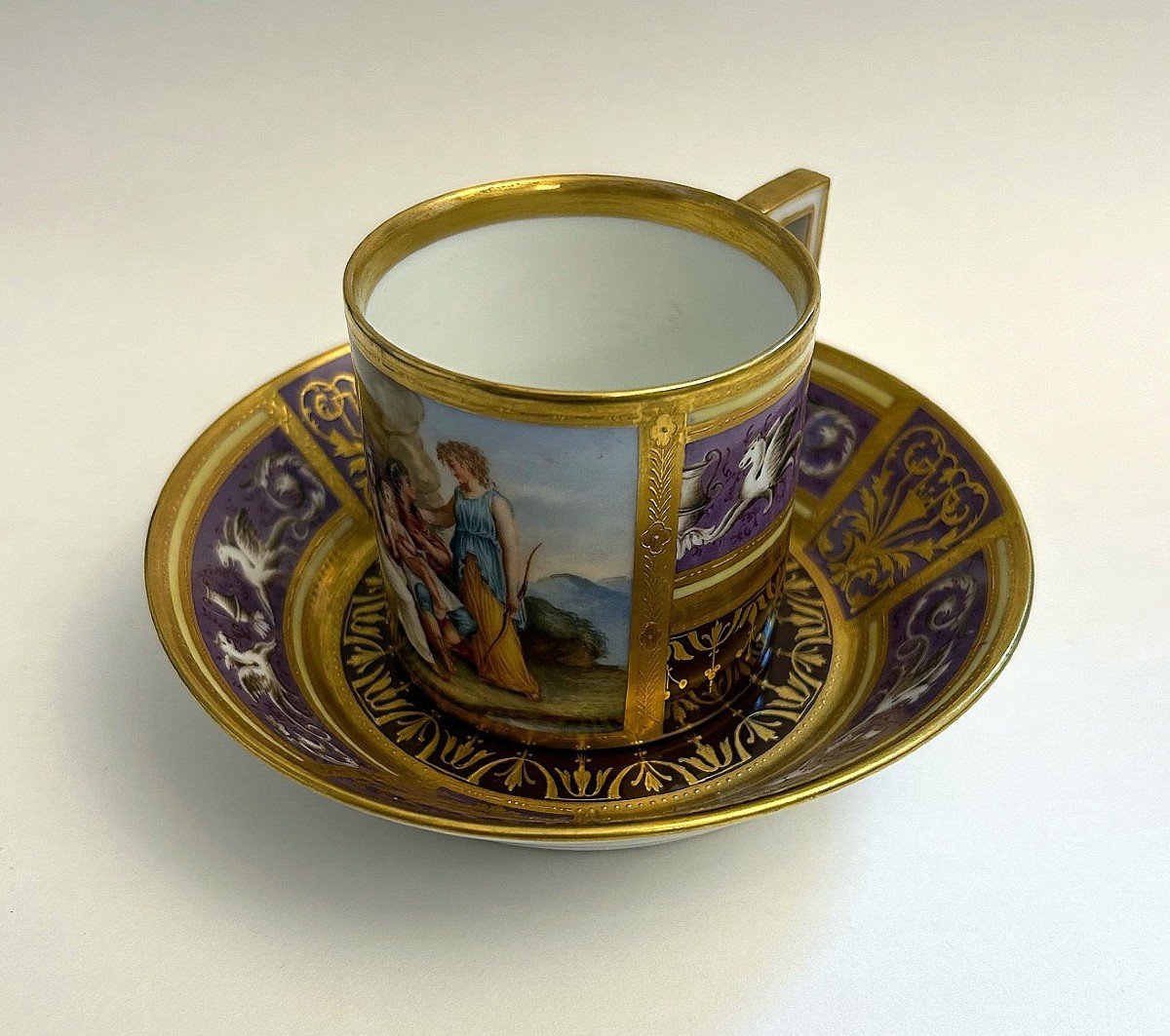 Tasse Et Soucoupe En Porcelaine