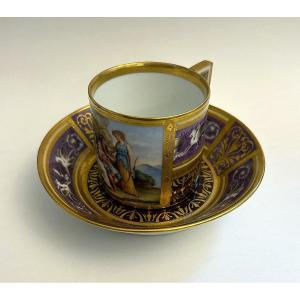 Tasse Et Soucoupe En Porcelaine