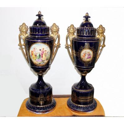 Style Royal de Vienne  Une Paire De Vases Monumentaux En Porcelaine. Vers 1880. Hauteur 76cm