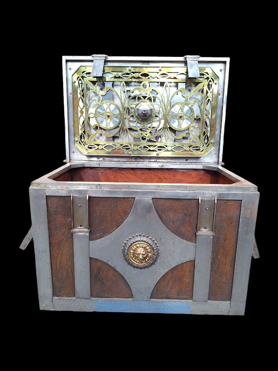 Exceptional Quality Iron Chest.-photo-2