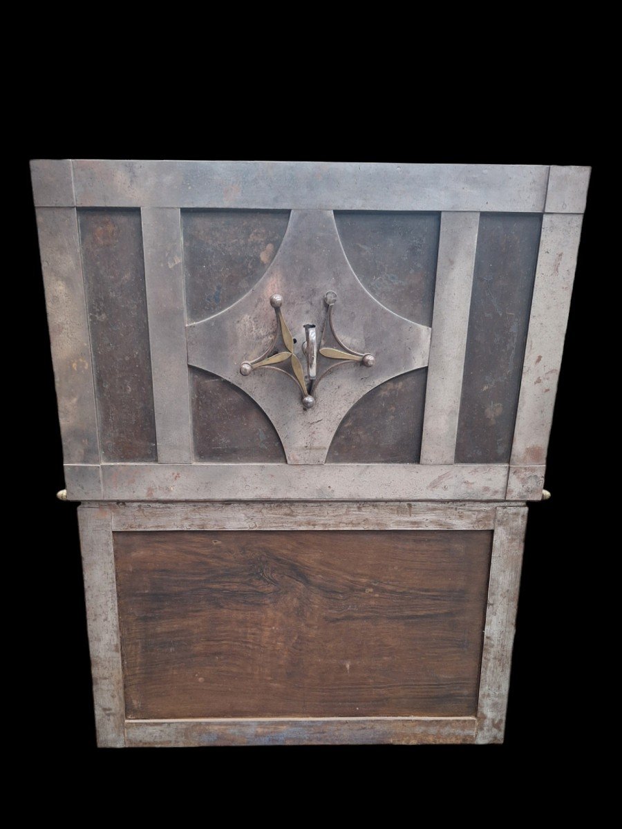 Exceptional Quality Iron Chest.-photo-4