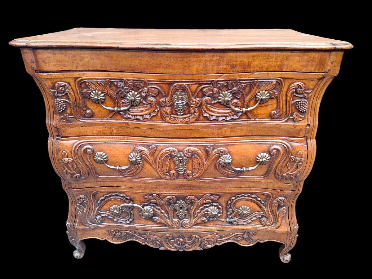 Une Très Belle Commode à Tombeau 18ième En Noyer Sculpté.