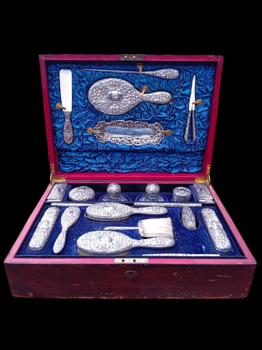 Coffret Nécessaire De Voyage En Argent.