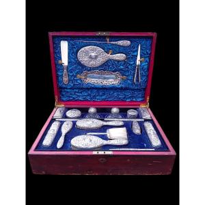 Coffret Nécessaire De Voyage En Argent.