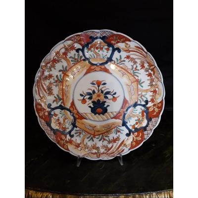 Plat Arita Imari porcelaine, 19ème, Diam. 30 cm.