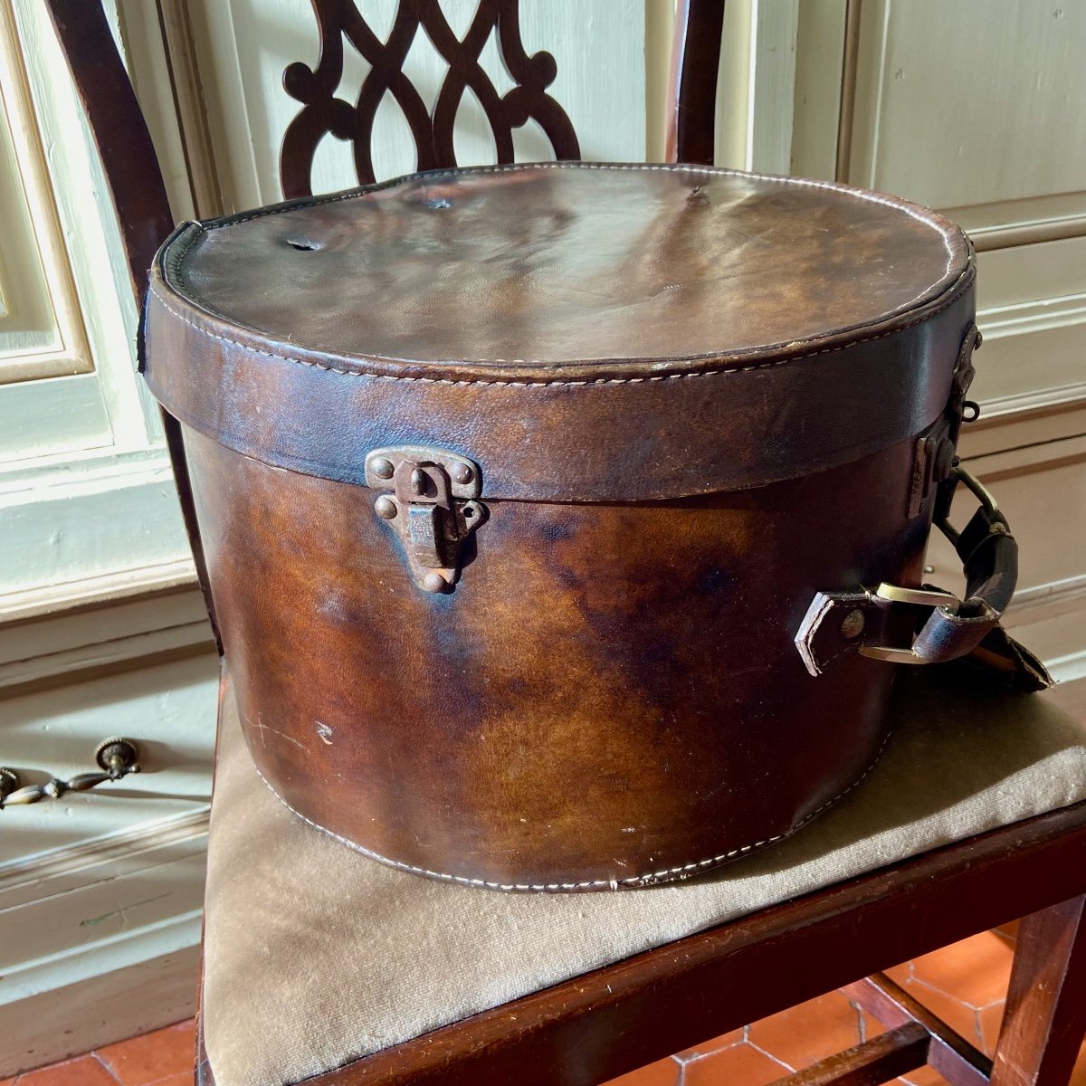 Old Travel Hat Box For French Ladies.-photo-3