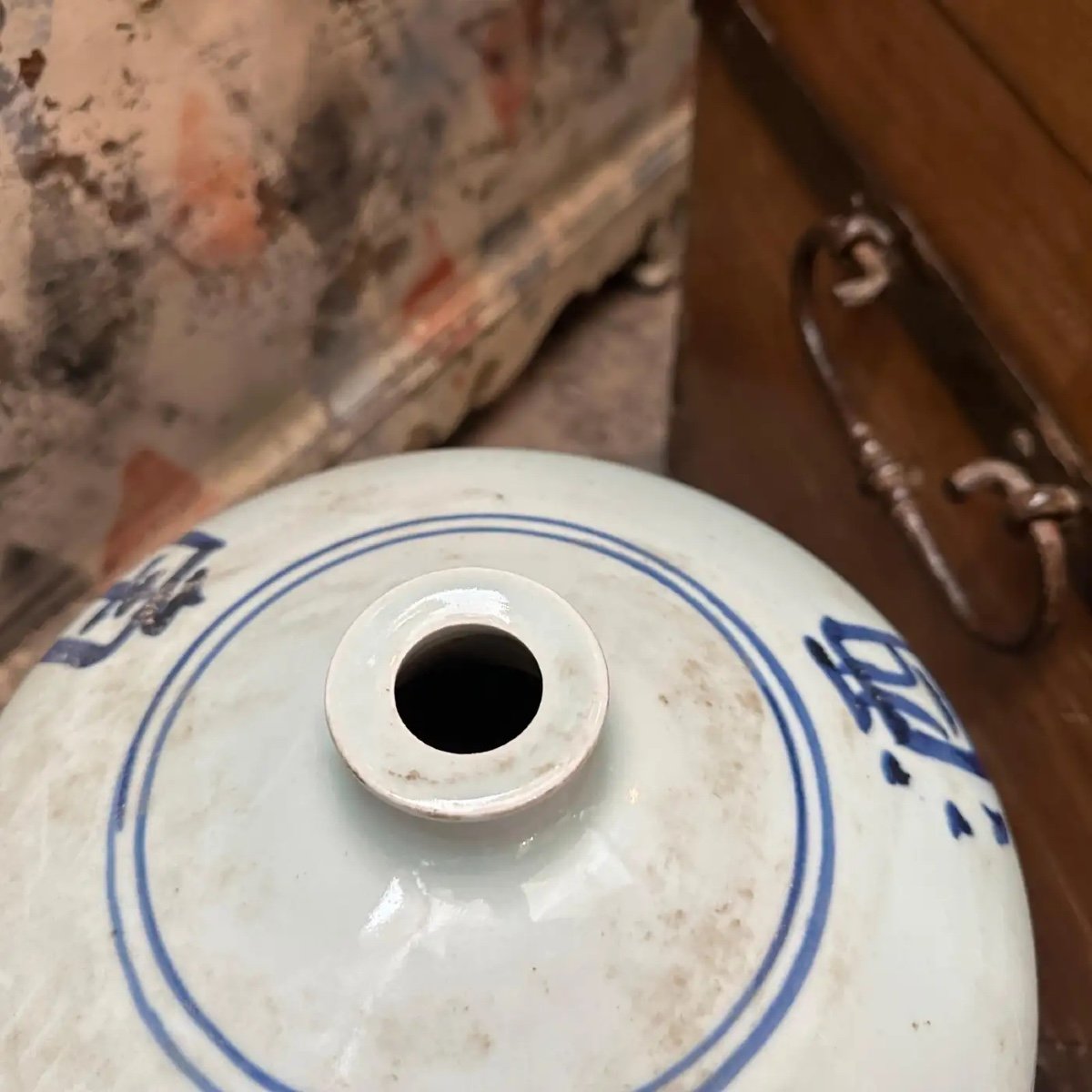 Un Vase Chinois Traditionnel En Céramique Bleue Et Blanche Des Années 1970-photo-2