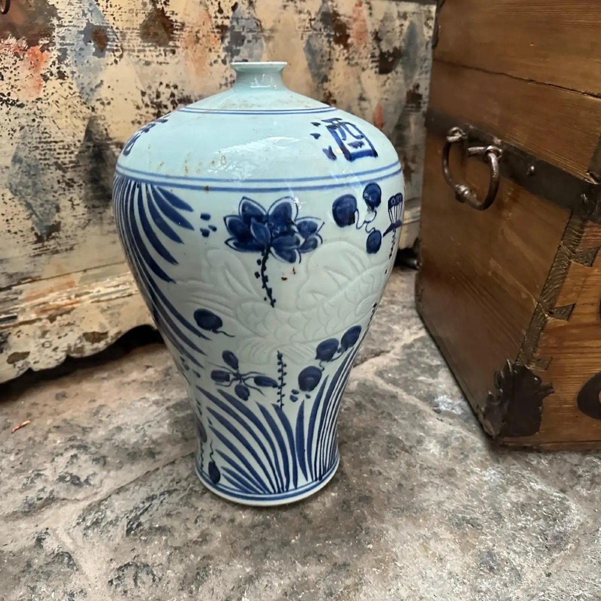 Un Vase Chinois Traditionnel En Céramique Bleue Et Blanche Des Années 1970-photo-1