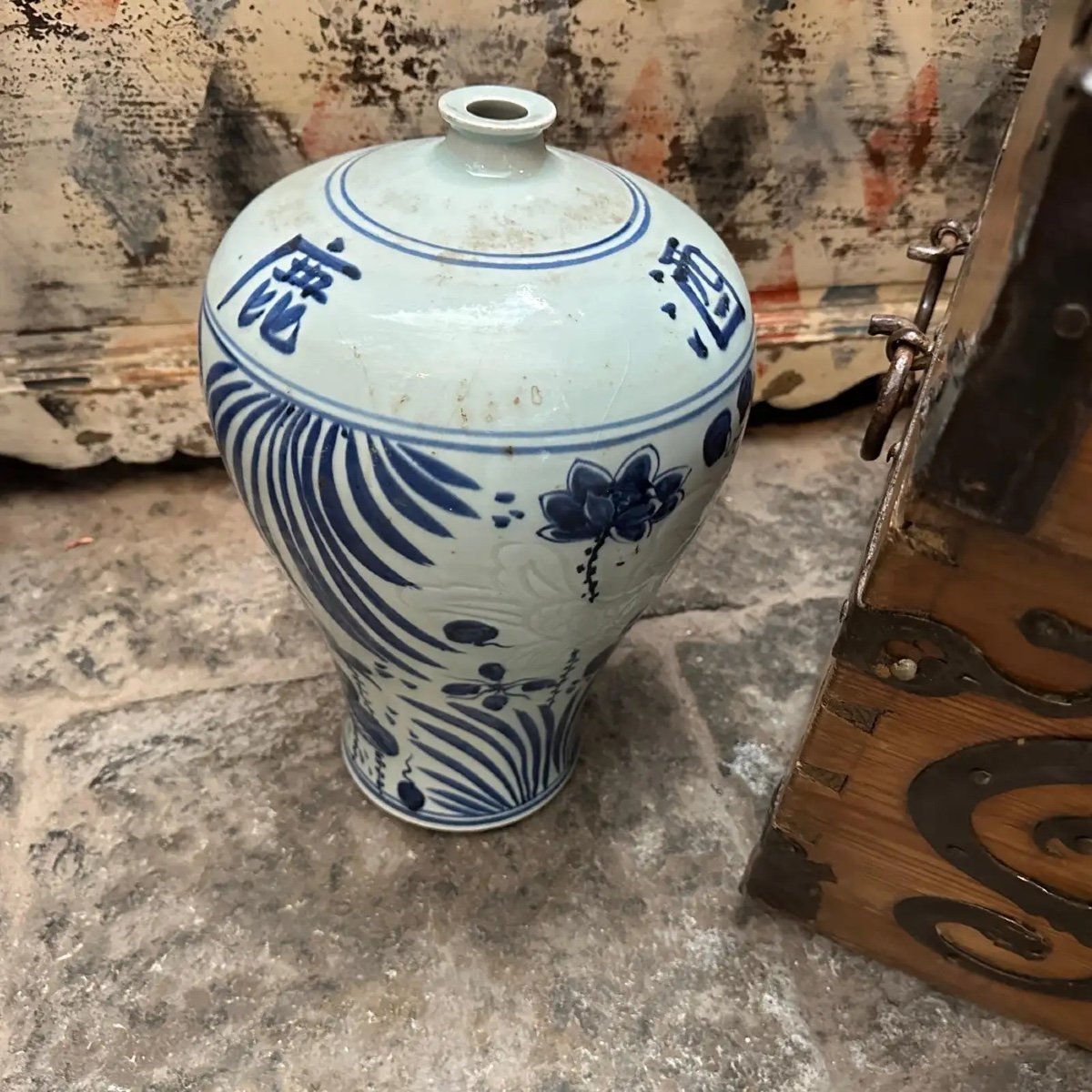 Un Vase Chinois Traditionnel En Céramique Bleue Et Blanche Des Années 1970-photo-3